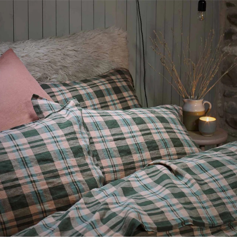 Piglet in Bed Plaid Sheet and Pillowcase Bedding Set